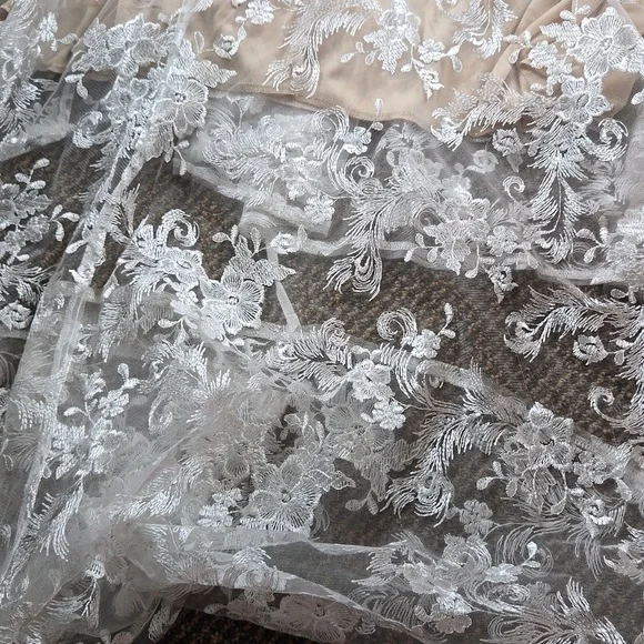 Elegant Lace Wedding Dress in Cream - Picture 3 of 9